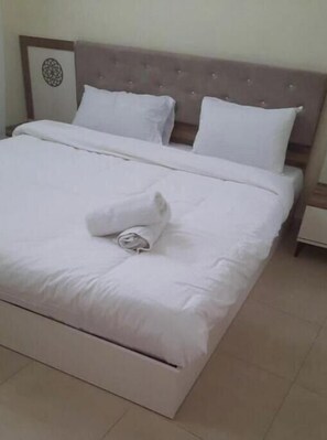 6 bedrooms, WiFi, bed sheets