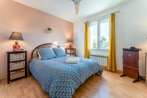 4 bedrooms, iron/ironing board, WiFi, bed sheets