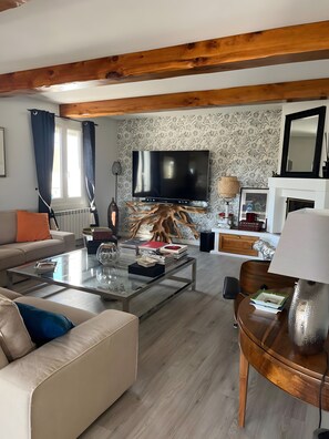 TV, fireplace