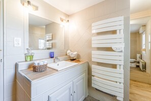 Dusche, kostenlose Toilettenartikel, Haartrockner, Handtücher