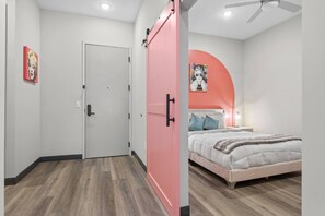 Iron/ironing board, WiFi, bed sheets - Sleeps 6, Free Wifi, 8 Min to Broadway! (Nashville)