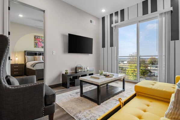 Tabla de planchar con plancha, wifi y ropa de cama