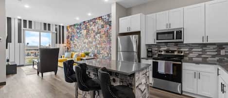 Réfrigérateur, four à micro-ondes, un four, surface de cuisson