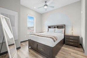 Een strijkplank/strijkijzer, wifi, beddengoed