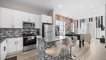 Lemari es, microwave, oven, dan kompor