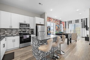 Een koelkast, een magnetron, een oven, een kookplaat