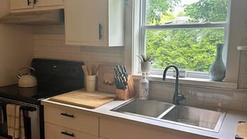 Réfrigérateur, four à micro-ondes, un four, surface de cuisson