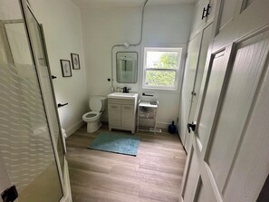 Douche, baignoire à jets, sèche-cheveux, serviettes fournies