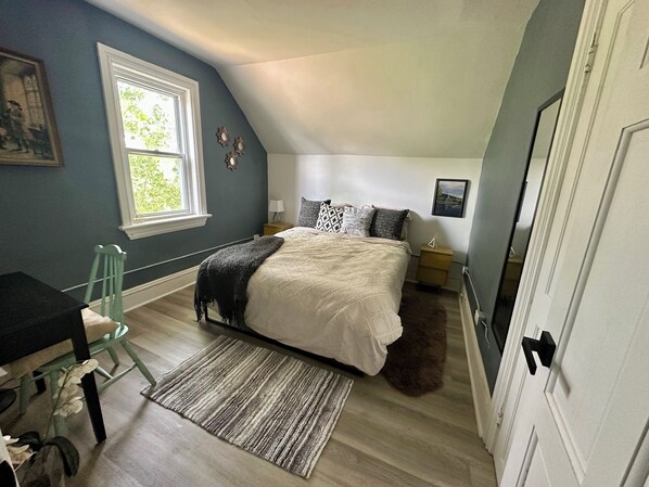 3 bedrooms, desk, iron/ironing board, free WiFi