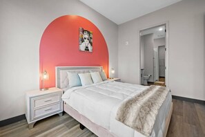 Iron/ironing board, WiFi, bed sheets - 2BR Penthouse in Nashville`s Heart! (Nashville)