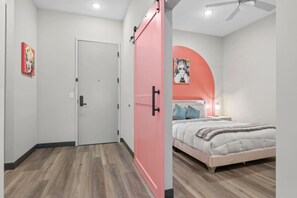 Iron/ironing board, WiFi, bed sheets - 2BR, Sleeps 6, 8Min to the Heart of Broadway! (Nashville)