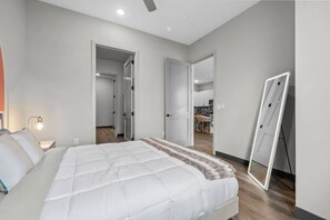 Iron/ironing board, WiFi, bed sheets - 2BR, Sleeps 6, 8Min to the Heart of Broadway! (Nashville)