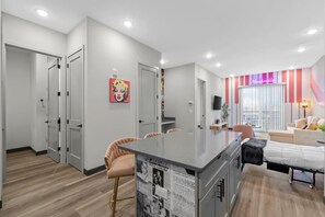 Interior - Nashville Getaway for 6! 2BR, Free Wifi (Nashville)