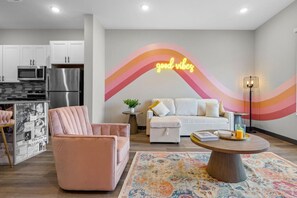 TV - Spacious Stay for 5 w/ Parking, Mins to Broadway (Nashville)