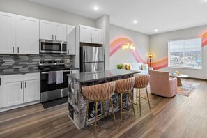 Interior - Spacious Stay for 5 w/ Parking, Mins to Broadway (Nashville)