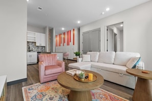 TV - 2BR Home in Nashville’s Heart Trendy (Nashville)