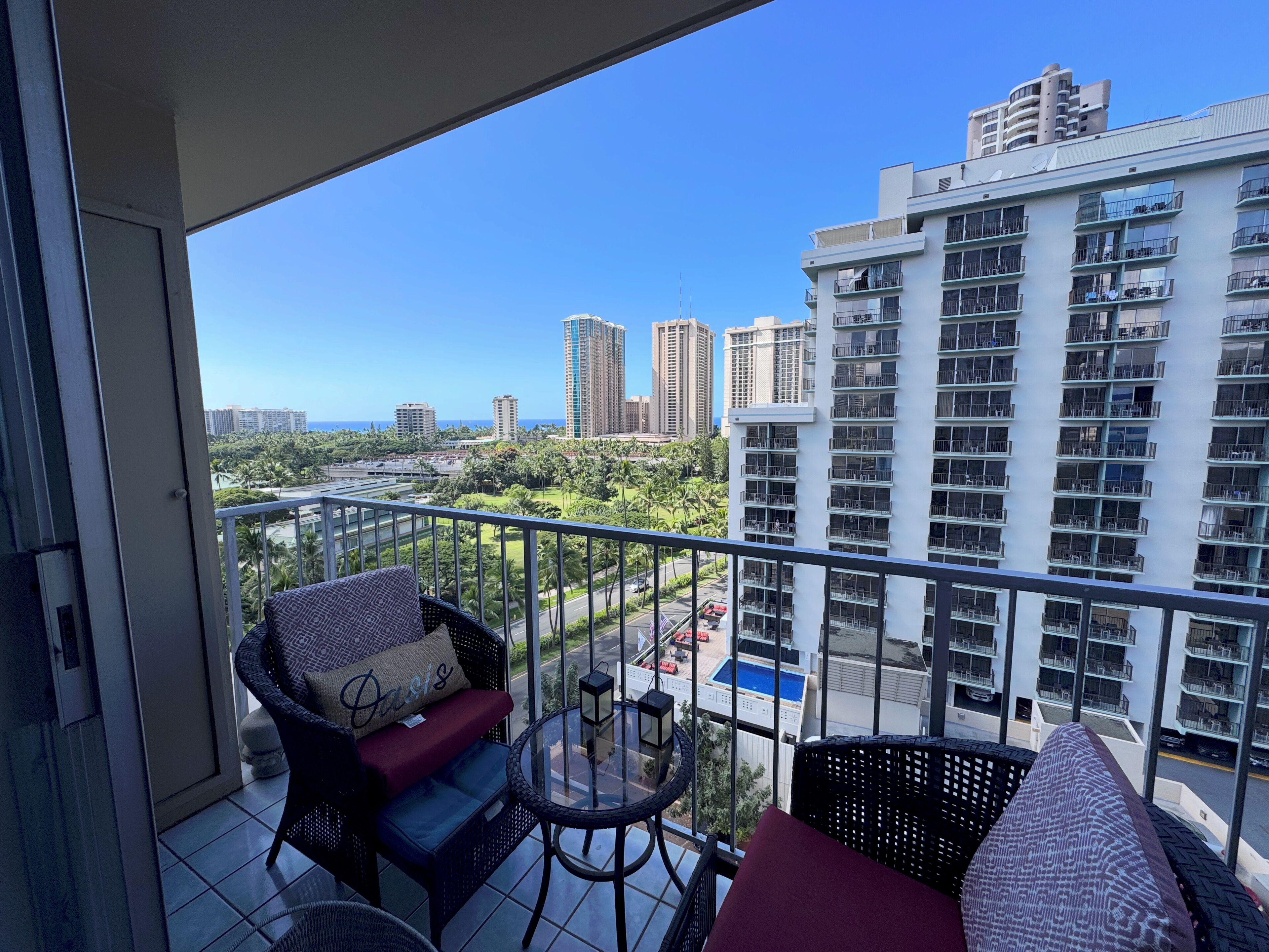 Updated 1-bedroom condo in Waikiki with AC and parking