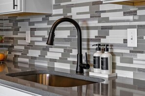 Wasserkocher mit Kaffee-/Teezubehör, Kühlschrank, Mikrowelle, Ofen