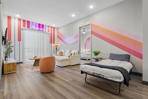 Tabla de planchar con plancha, wifi y ropa de cama 