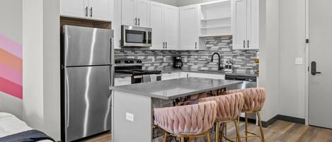 Réfrigérateur, four à micro-ondes, un four, surface de cuisson