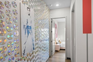 Iron/ironing board, WiFi, bed sheets - Chic 2BR Hideaway - Walk to Everything in Nash (Nashville)