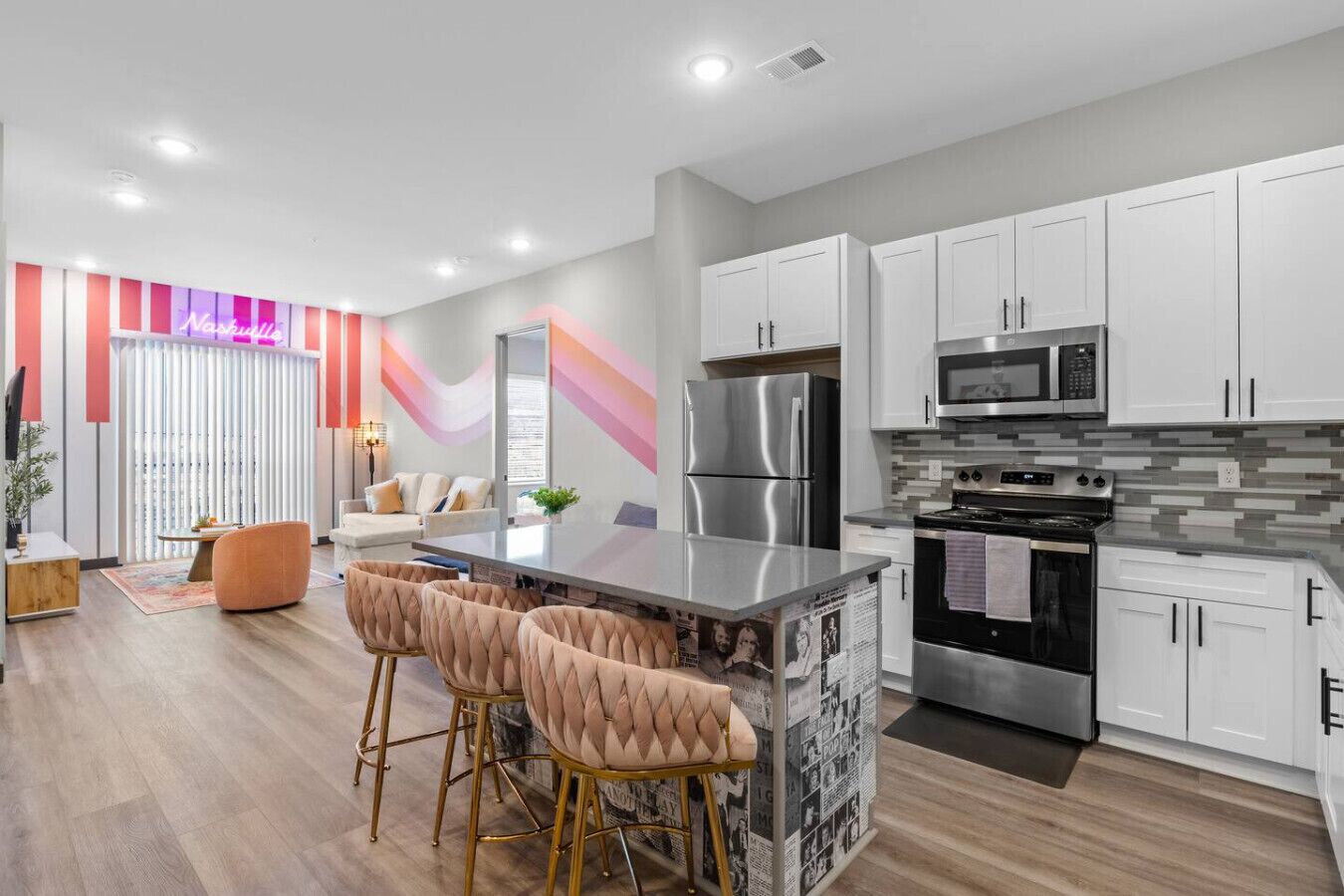 Frigorífico, microondas, horno y placa de cocina