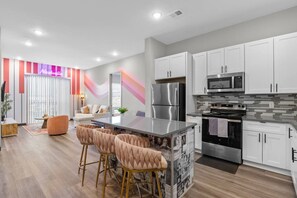 Refrigerador, microondas, horno, placa de cocina