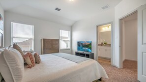 3 bedrooms, iron/ironing board, WiFi, bed sheets - Modern Family Home • Near Lackland AFB & Pets Okay (San Antonio)