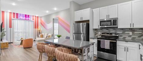 Réfrigérateur, four à micro-ondes, un four, surface de cuisson