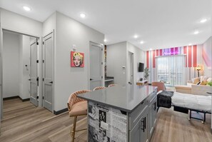 Interior - Free WiFi! 2BR, Sleeps 6! Nashville Vibe (Nashville)