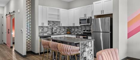 Køleskab, mikrobølgeovn, ovn, kogeplade