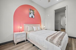 Tabla de planchar con plancha, wifi y ropa de cama 