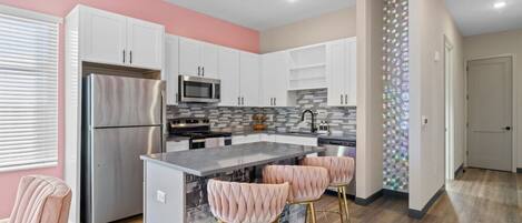 Kylskåp, mikrovågsugn, ugn och spishäll