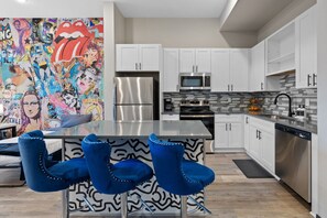 Fridge, microwave, oven, stovetop - 1BR - 8Min to Honky-Tonks, Free Parking, Sleeps 4! (Nashville)