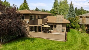 Exterior - Relaxing gem on the green! Hot tub! Double Suite! (Bend)
