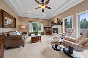 Smart TV, fireplace - Relaxing gem on the green! Hot tub! Double Suite! (Bend)