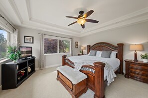 2 bedrooms, iron/ironing board, free WiFi, bed sheets - Relaxing gem on the green! Hot tub! Double Suite! (Bend)