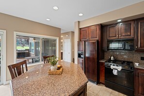 Fridge, microwave, oven, stovetop - Relaxing gem on the green! Hot tub! Double Suite! (Bend)