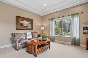 Smart TV, fireplace - Relaxing gem on the green! Hot tub! Double Suite! (Bend)