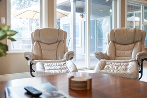 Interior - Relaxing gem on the green! Hot tub! Double Suite! (Bend)