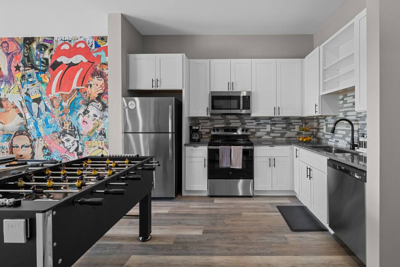 Kühlschrank, Mikrowelle, Ofen, Herdplatte