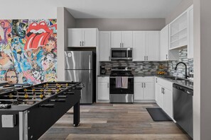 Réfrigérateur, four à micro-ondes, un four, surface de cuisson