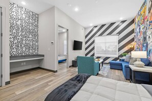 Tabla de planchar con plancha, wifi, ropa de cama