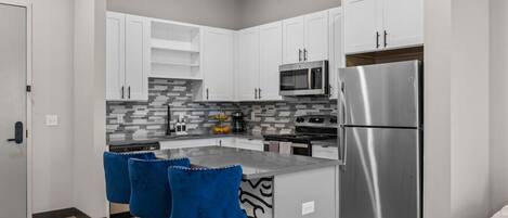 Refrigerador, microondas, horno y parrilla de estufa