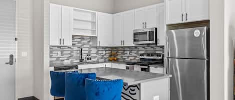 Réfrigérateur, four à micro-ondes, un four, surface de cuisson