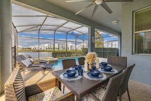 Outdoor dining - Spacious 6-bedroom private Pool Near Disney (Kissimmee)