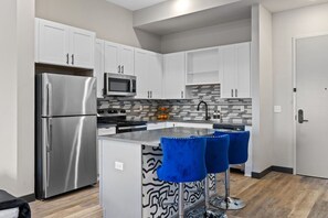 Fridge, microwave, oven, stovetop - Comfy 1BR Apt - Great Spot, Exploring Music City! (Nashville)