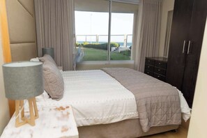 2 bedrooms, individually decorated, individually furnished - Holiday Apartment, Lagoon Beach (Cape Town)