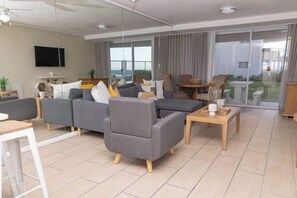 Departamento, varias camas, patio, vista a la alberca (Lagoon Beach Hotel ) | Área de sala de estar | Televisión de pantalla plana de 42 pulgadas con canales digitales 