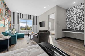 Iron/ironing board, WiFi, bed sheets - 1-BR Apt Near Broadway - Perfect for Sightseers! (Nashville)